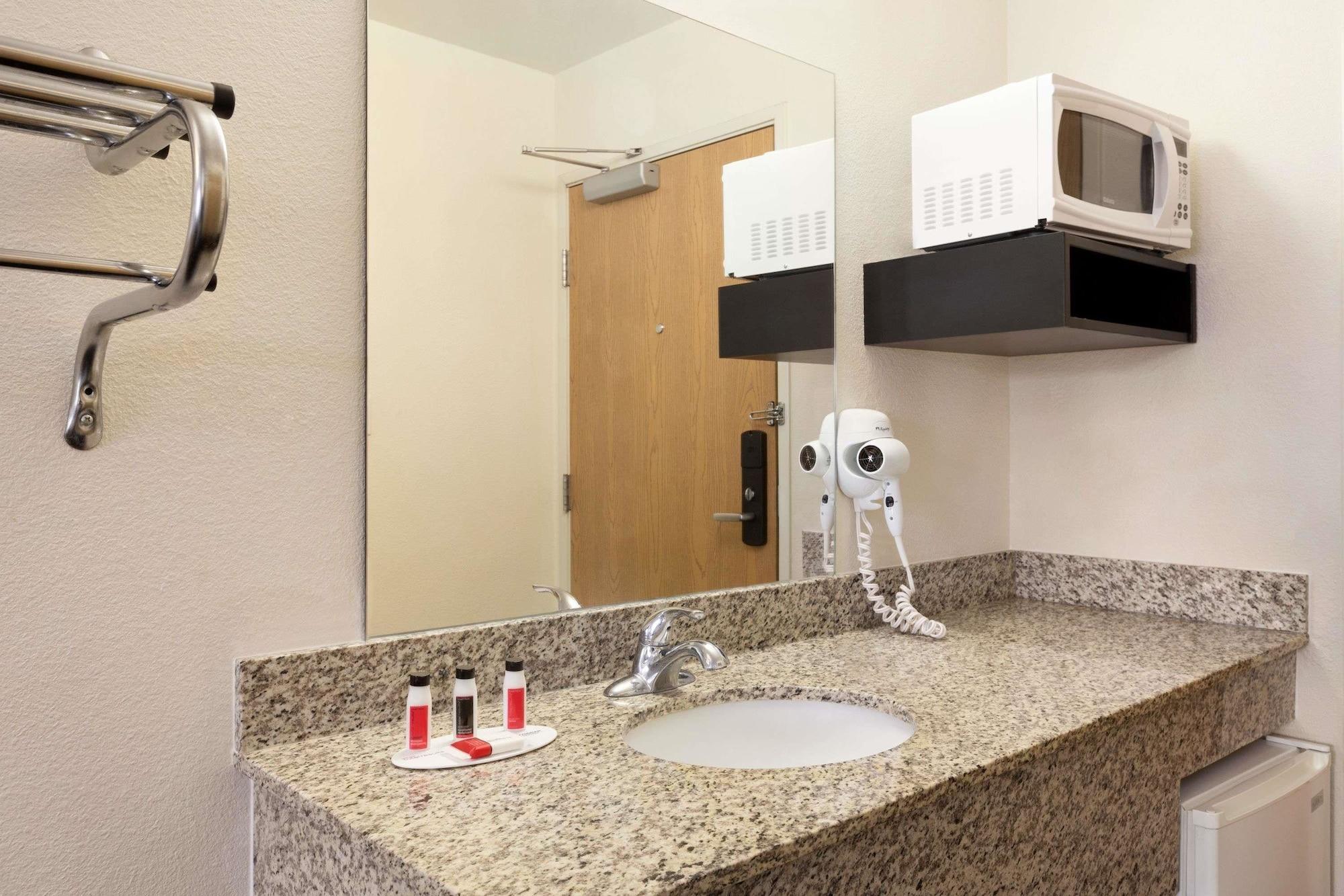 Travelodge By Wyndham Alpine Bagian luar foto