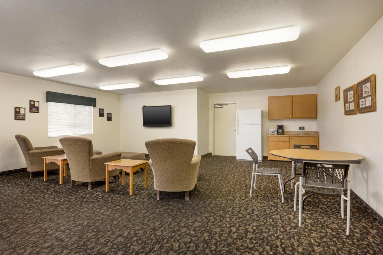 Travelodge By Wyndham Alpine Bagian luar foto